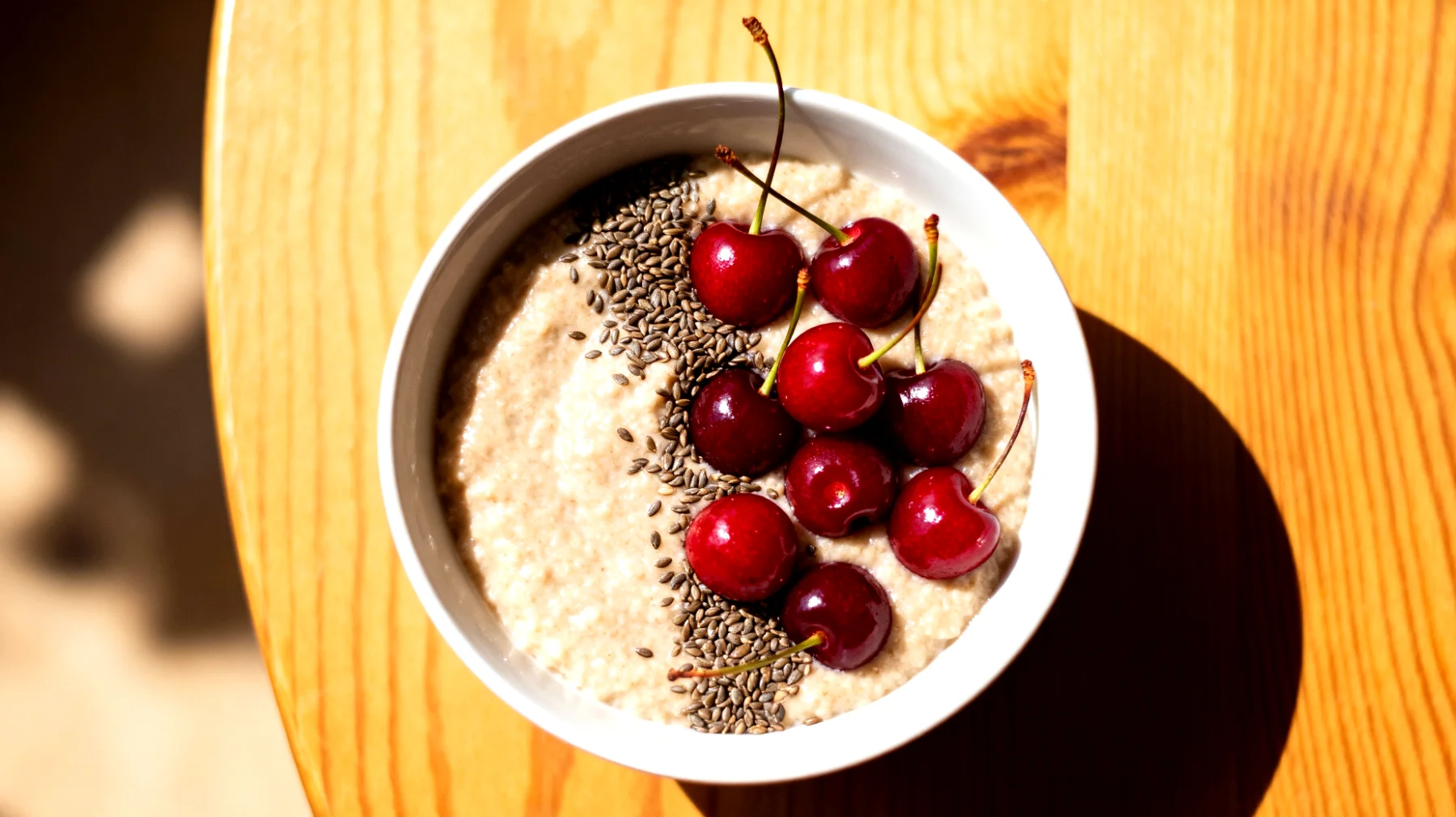 Amaranth-Porridge mit Hanfsamen und Sauerkirschen"