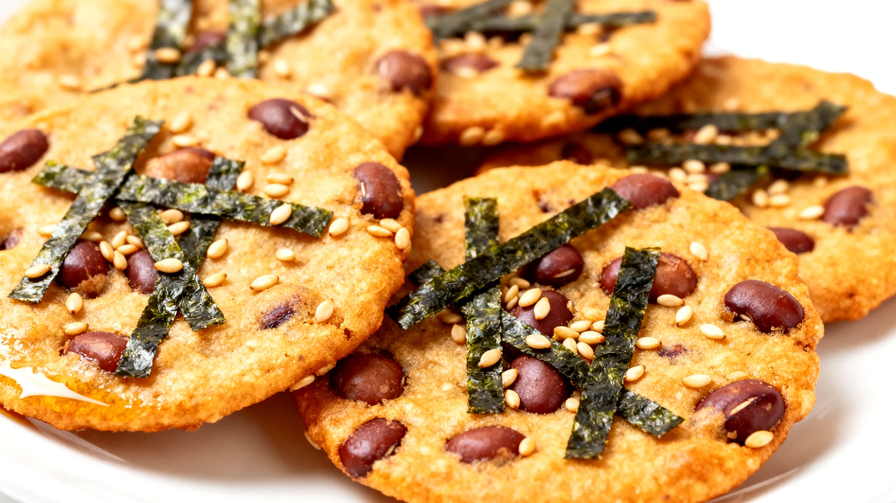 Azukibohnen-Cracker mit Nori-Algen und Sesam"