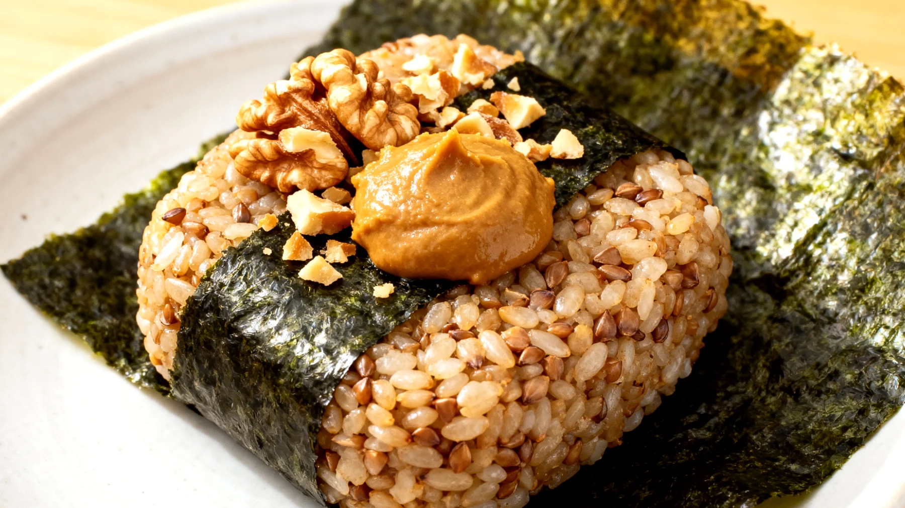 Buchweizen-Nori-Onigiri mit Walnüssen und Miso"