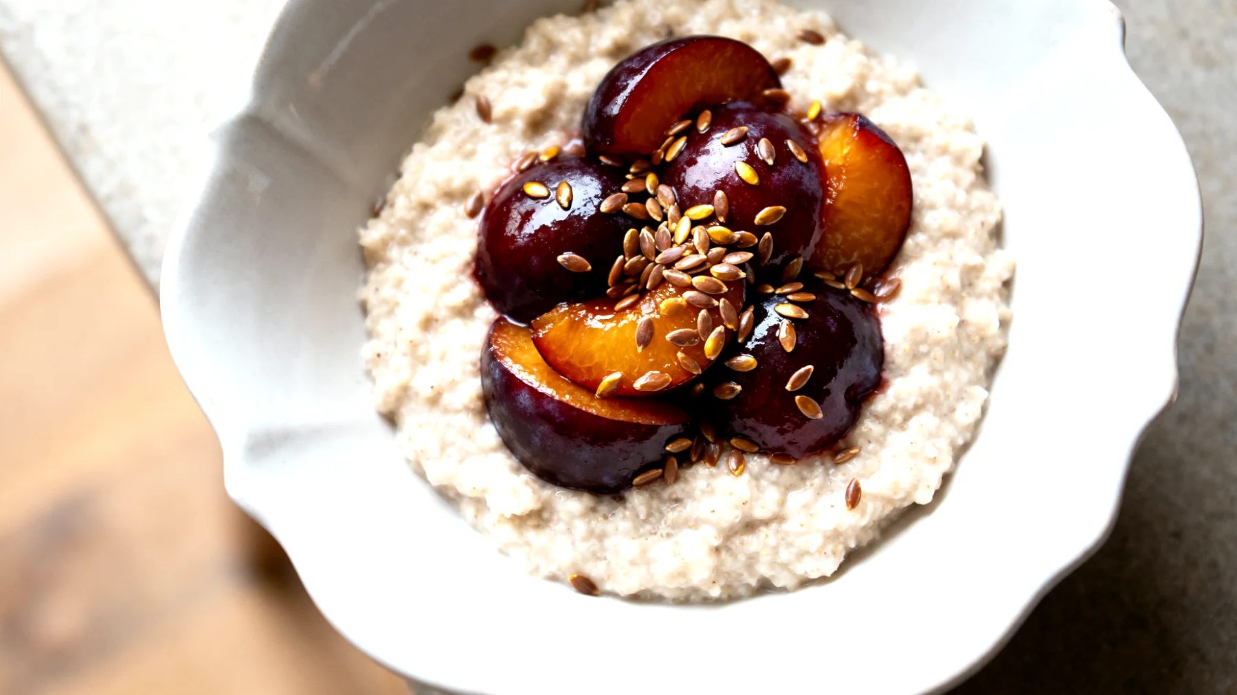 Flohsamenschalen-Porridge mit gedünsteten Pflaumen und Leinsamen"