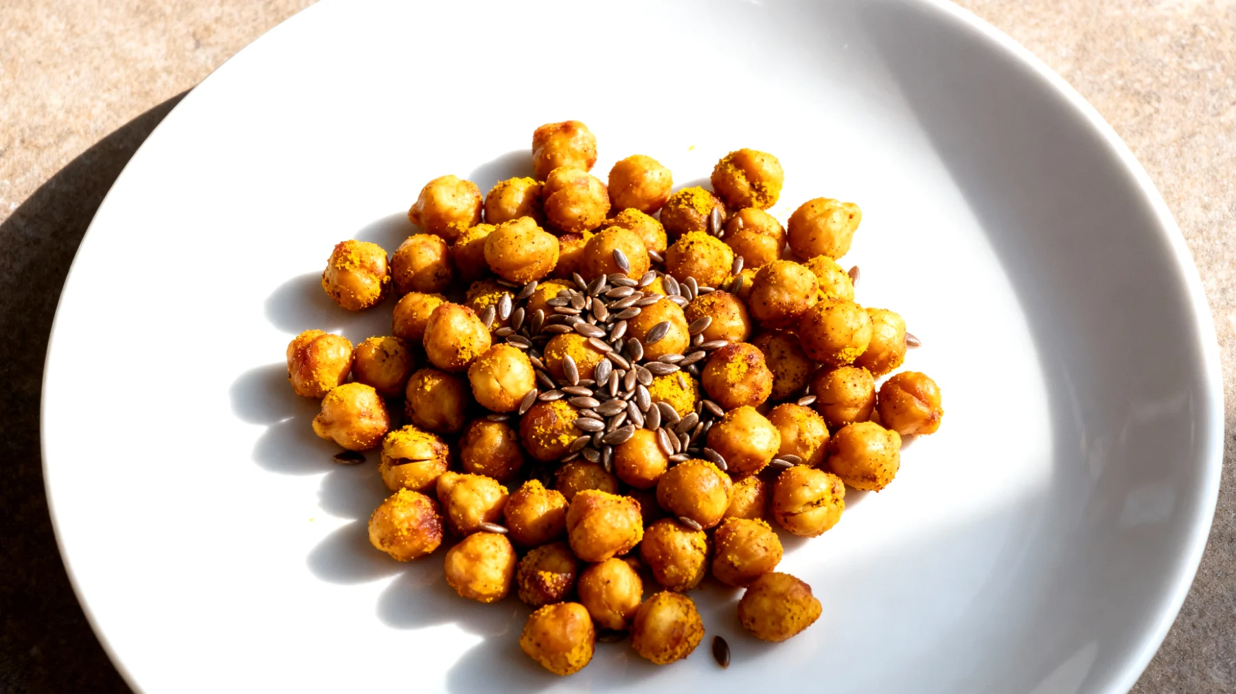 Geröstete Kichererbsen mit Kurkuma und Leinsamen"