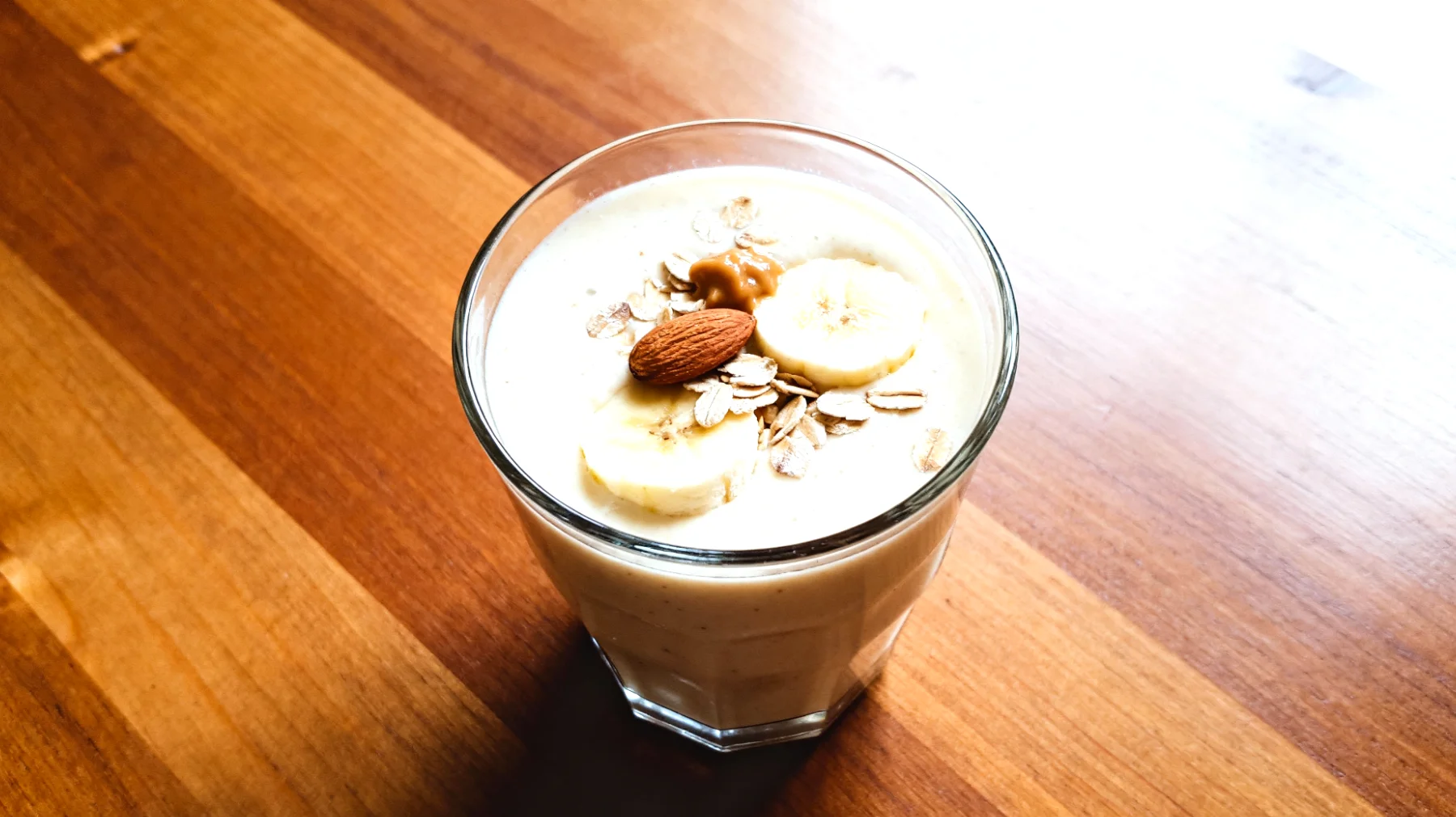 Kefir-Smoothie mit Banane, Hafer und Mandelmus"