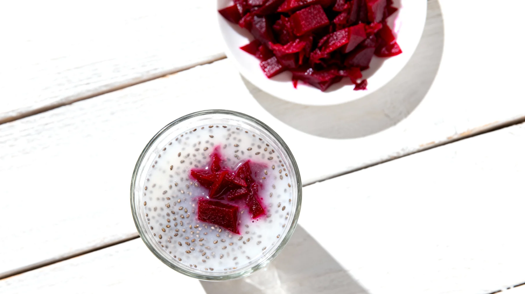 Kefir-Wasser mit Chiasamen und fermentiertem Gemüse (z.B. eingelegte Rote Bete)"