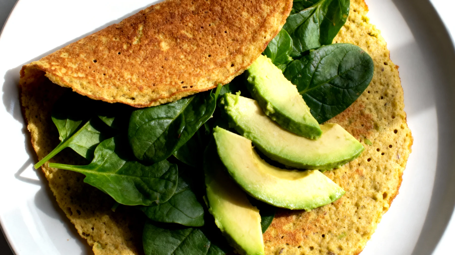 Kichererbsen-Pancakes mit Spinat und Avocado (Socca-Variante)"
