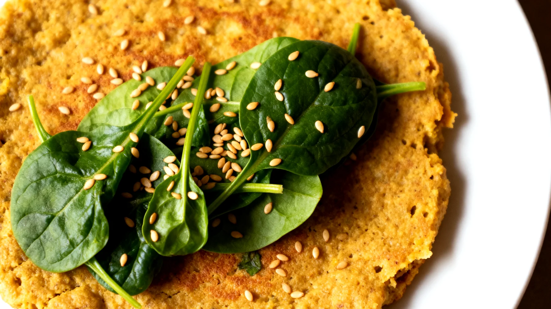 Kichererbsen-Pancakes mit Spinat und Sesam (Socca-Variante)"
