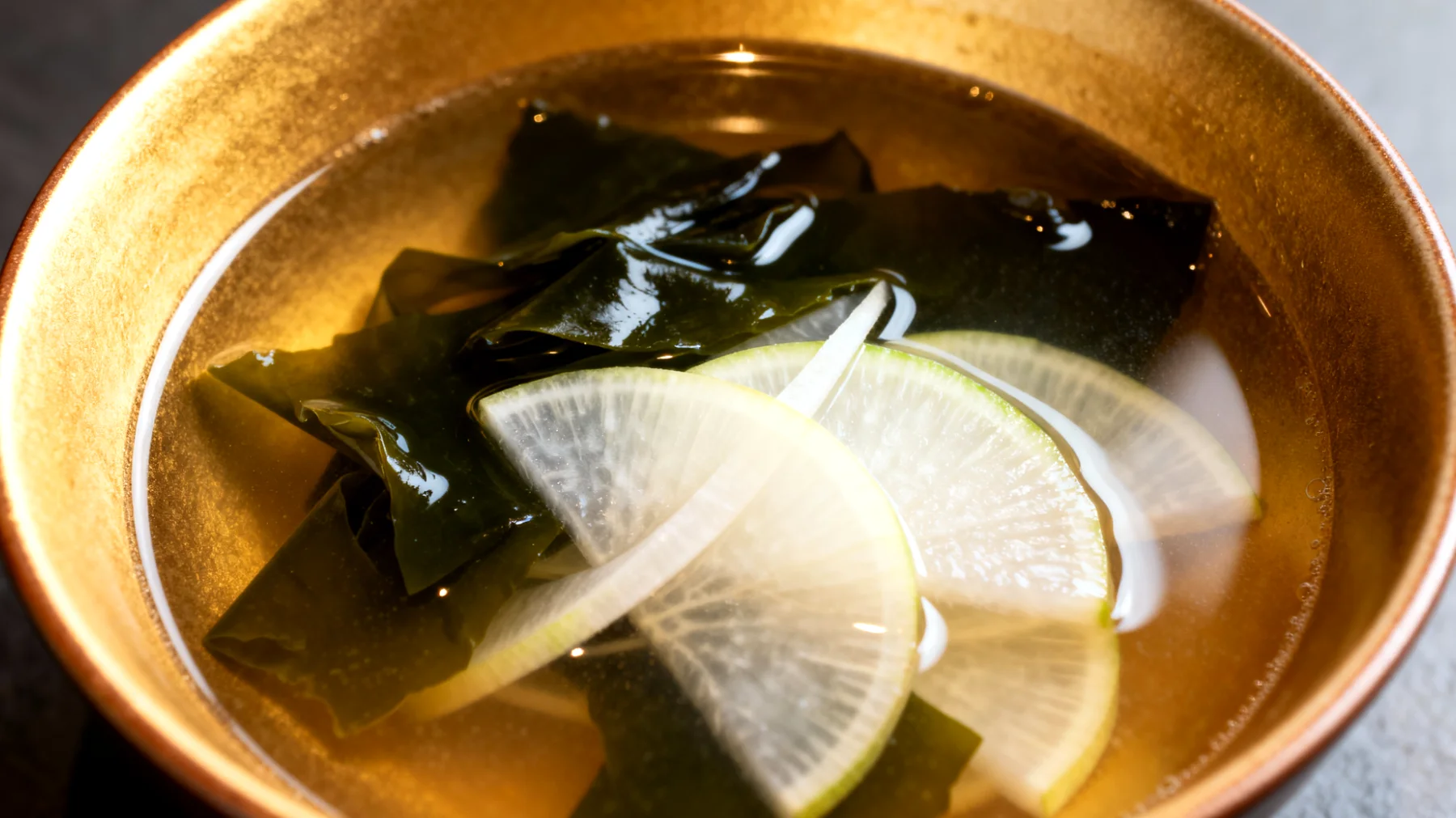 Miso-Suppe mit Wakame-Algen und Daikon-Rettich"