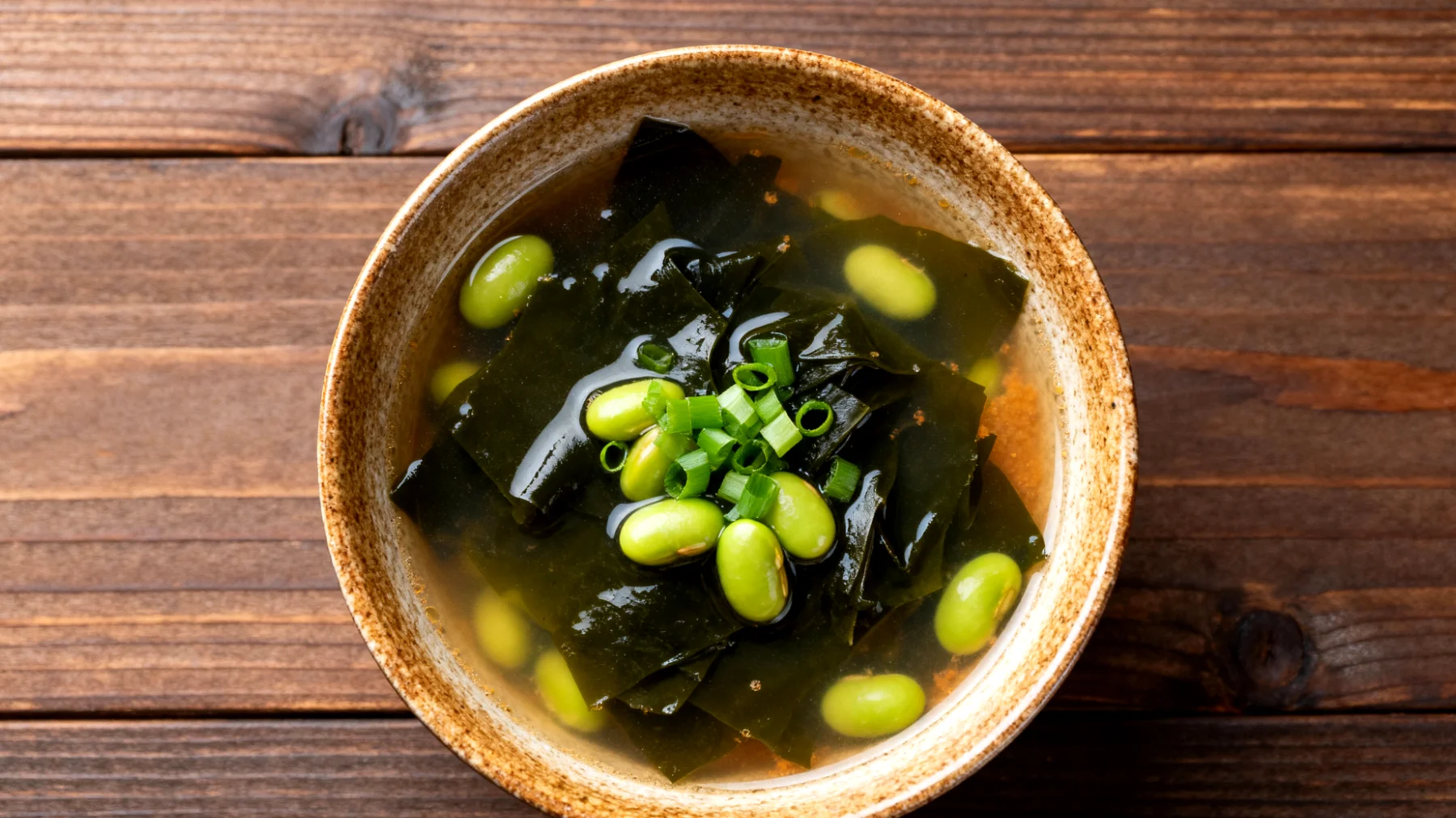 Miso-Suppe mit Wakame-Algen und Edamame"