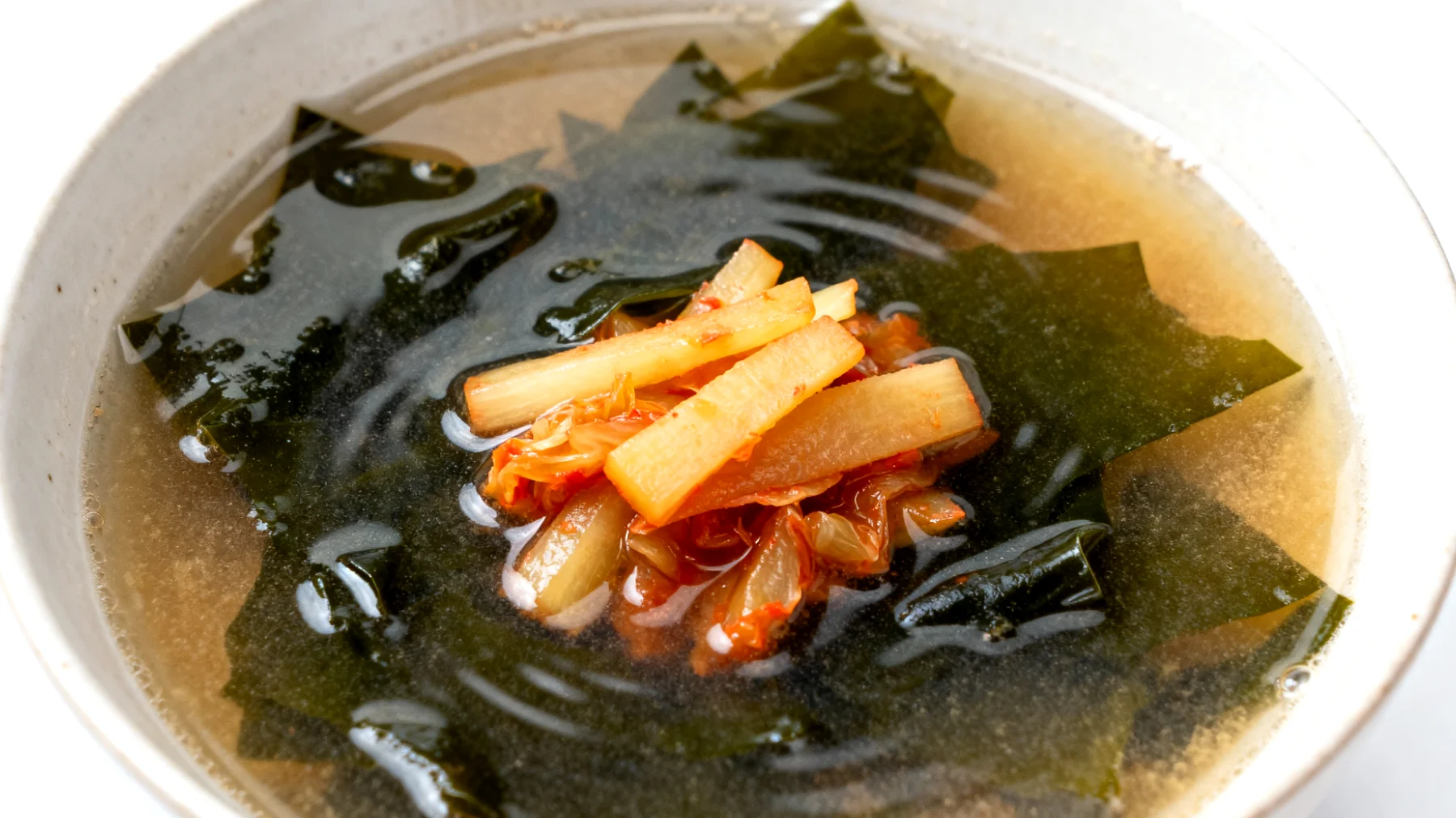 Miso-Suppe mit Wakame-Algen und fermentiertem Gemüse"