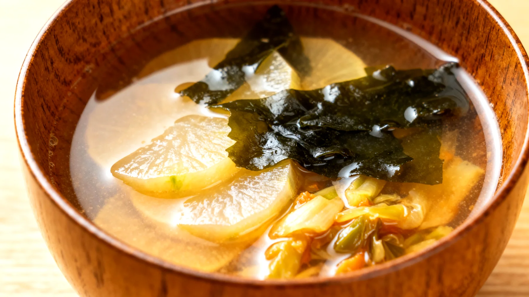 Miso-Suppe mit fermentierten Gemüsen und Wakame-Algen"