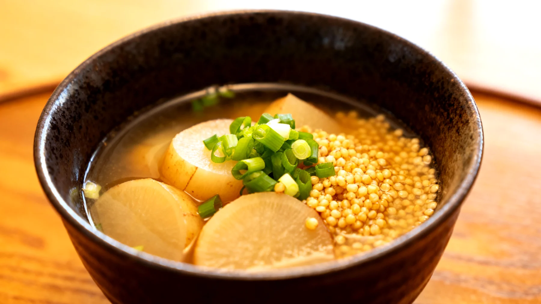 Miso-Suppe mit fermentierten Rüben und Hirse"