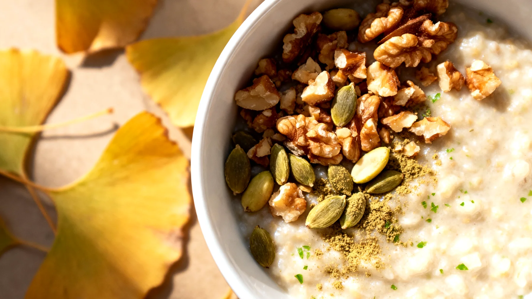 Walnuss-Ginkgo-Porridge mit Reismilch und Kardamom"