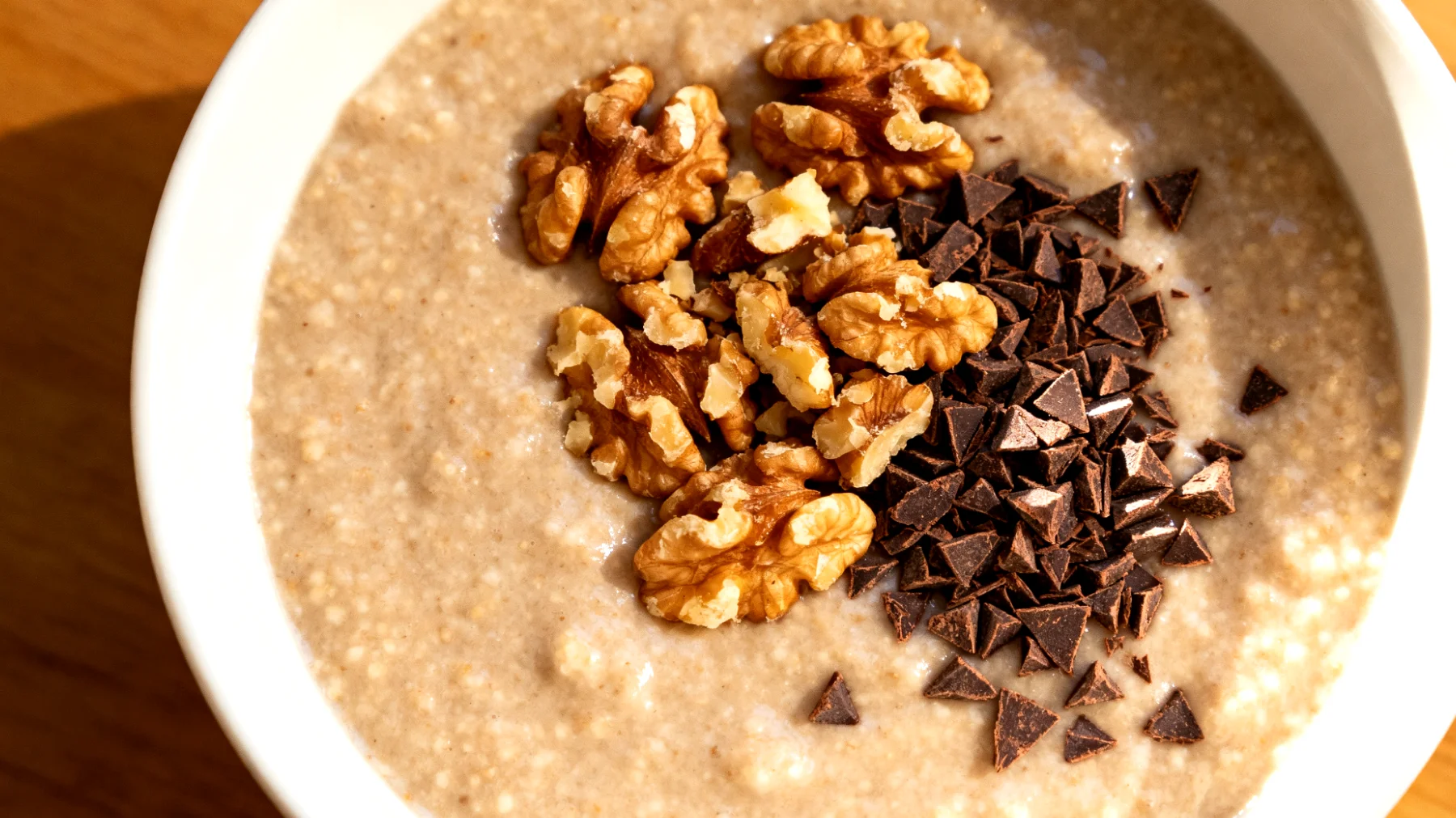 Amaranth-Porridge mit Walnüssen und Kakao-Nibs"