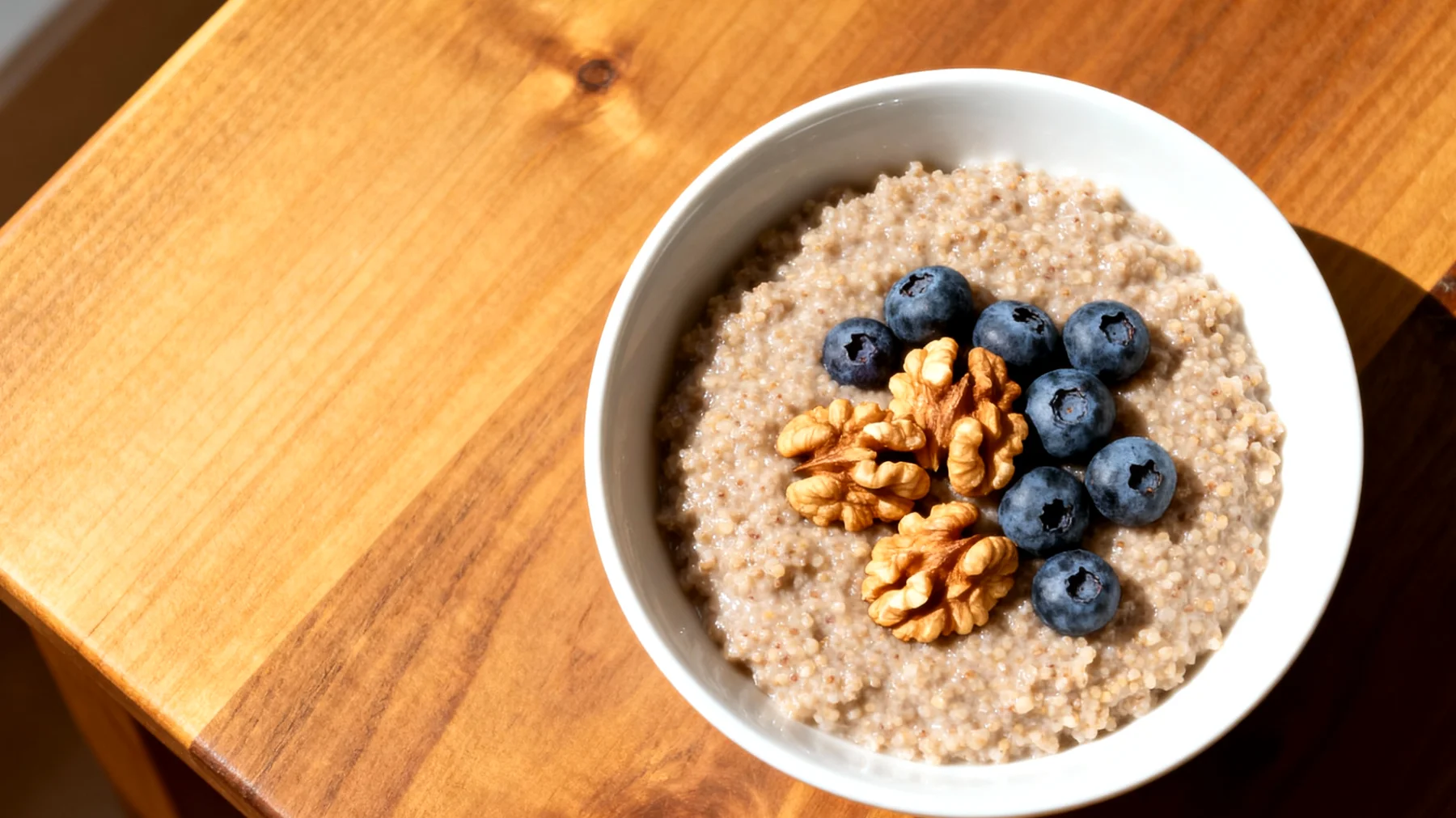 Amaranth-Pudding mit Walnüssen und Blaubeeren"