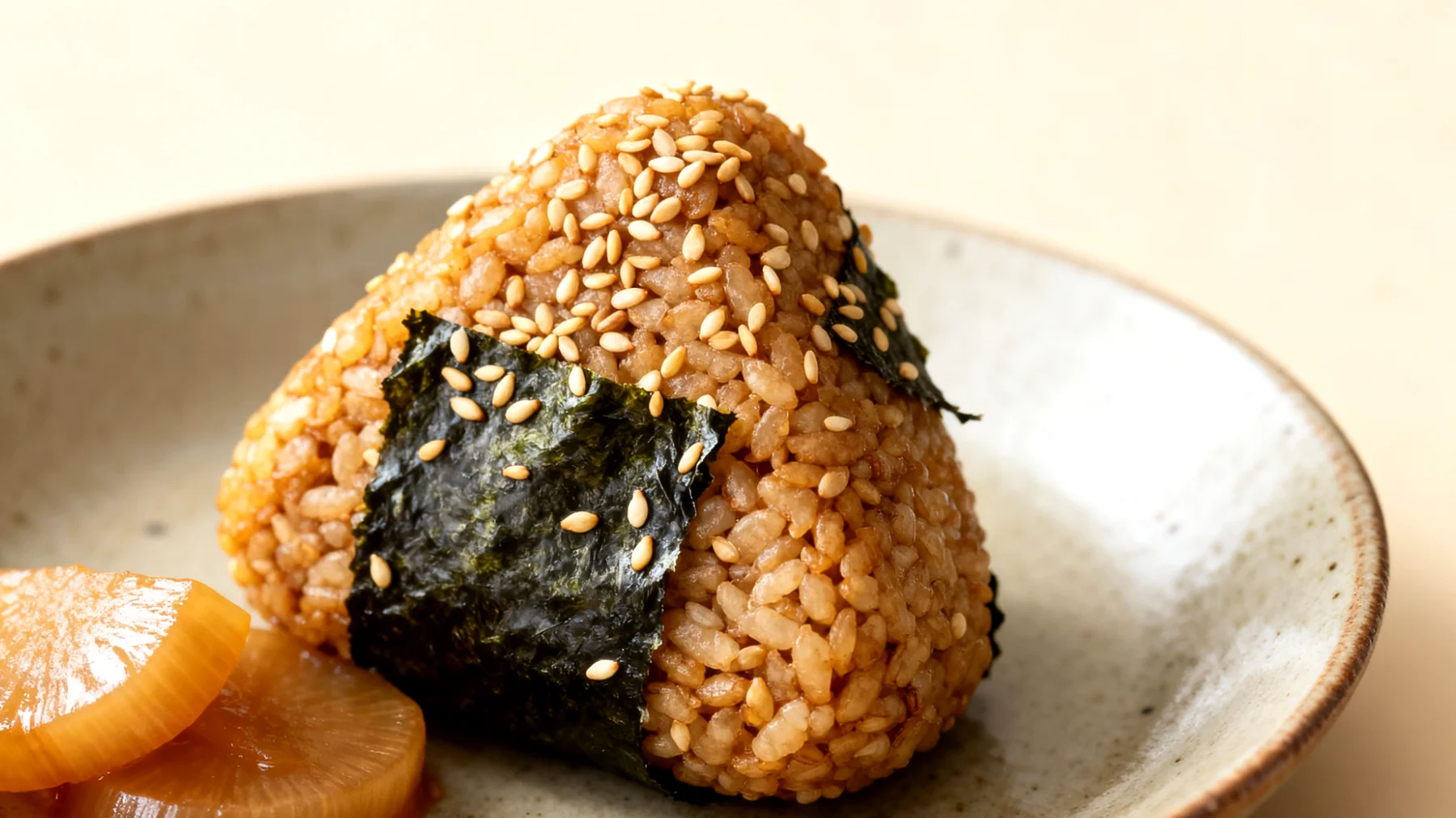 Buchweizen-Nori-Onigiri mit Sesam und fermentierten Rüben"