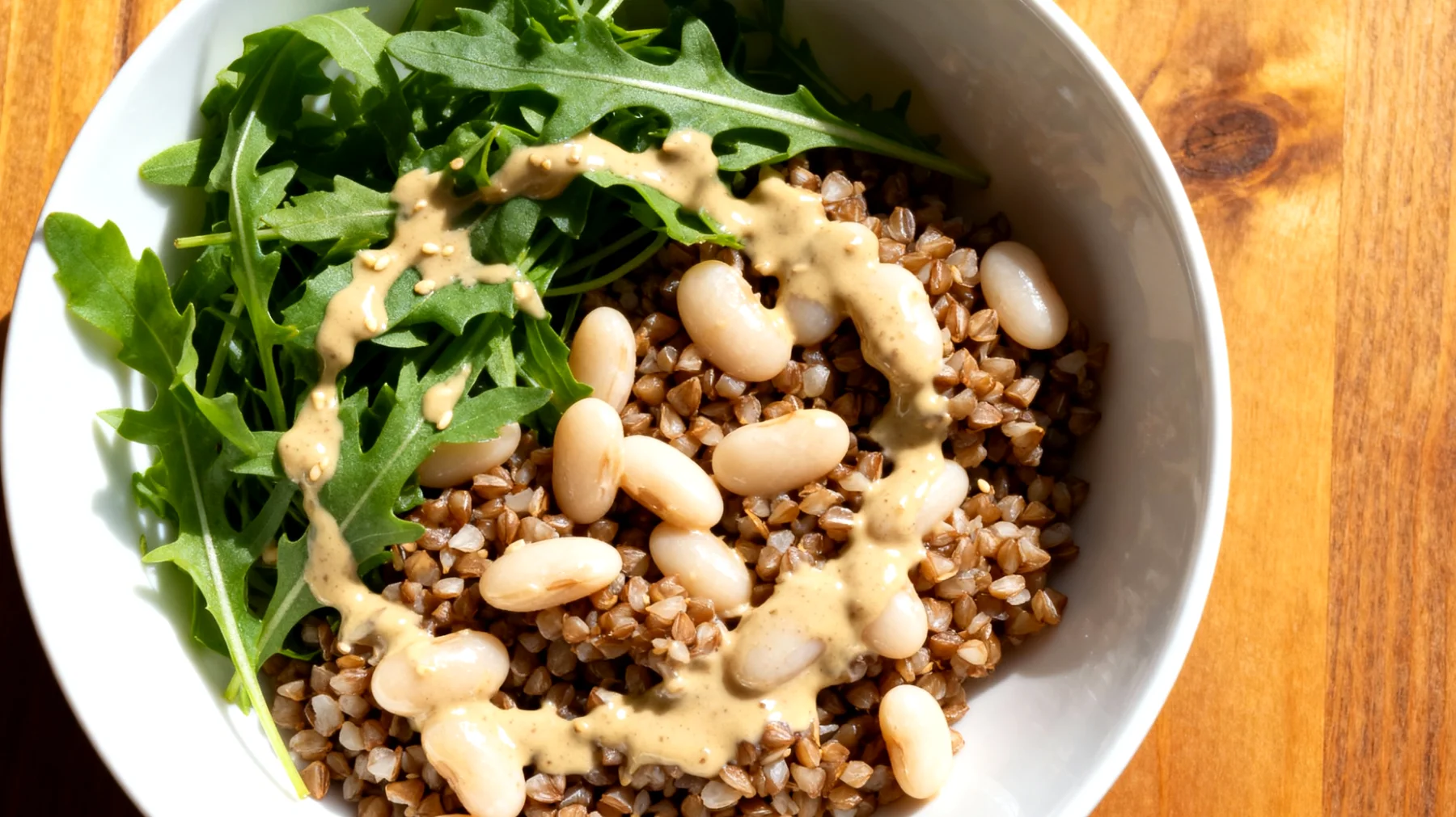 Buchweizen-Salat mit weißen Bohnen, Rucola und Sesam-Tahin-Dressing"