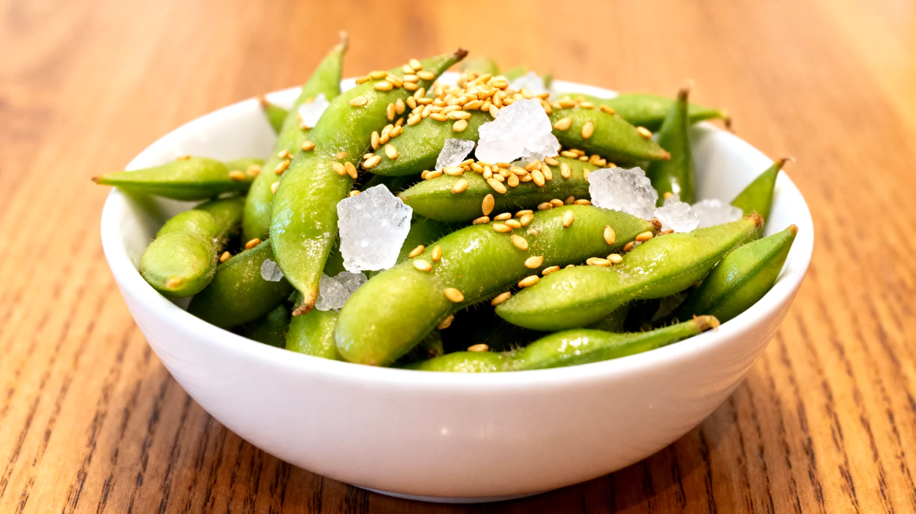 Edamame (gedämpfte grüne Sojabohnen) mit Sesam und Meersalz"