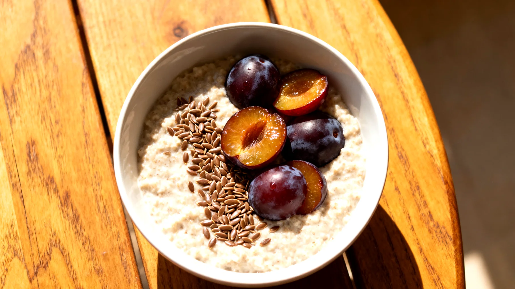 Flohsamenschalen-Porridge mit fermentierten Pflaumen und Leinsamen"