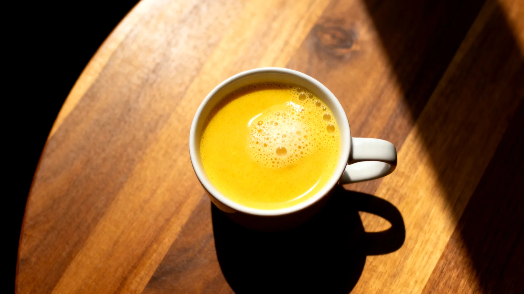 Goldene Milch mit Ashwagandha und Mandelmus (auch 'Moon Milk' genannt)"
