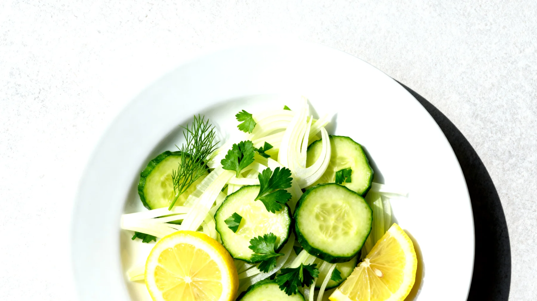 Gurken-Fenchel-Salat mit Zitrone und Petersilie"