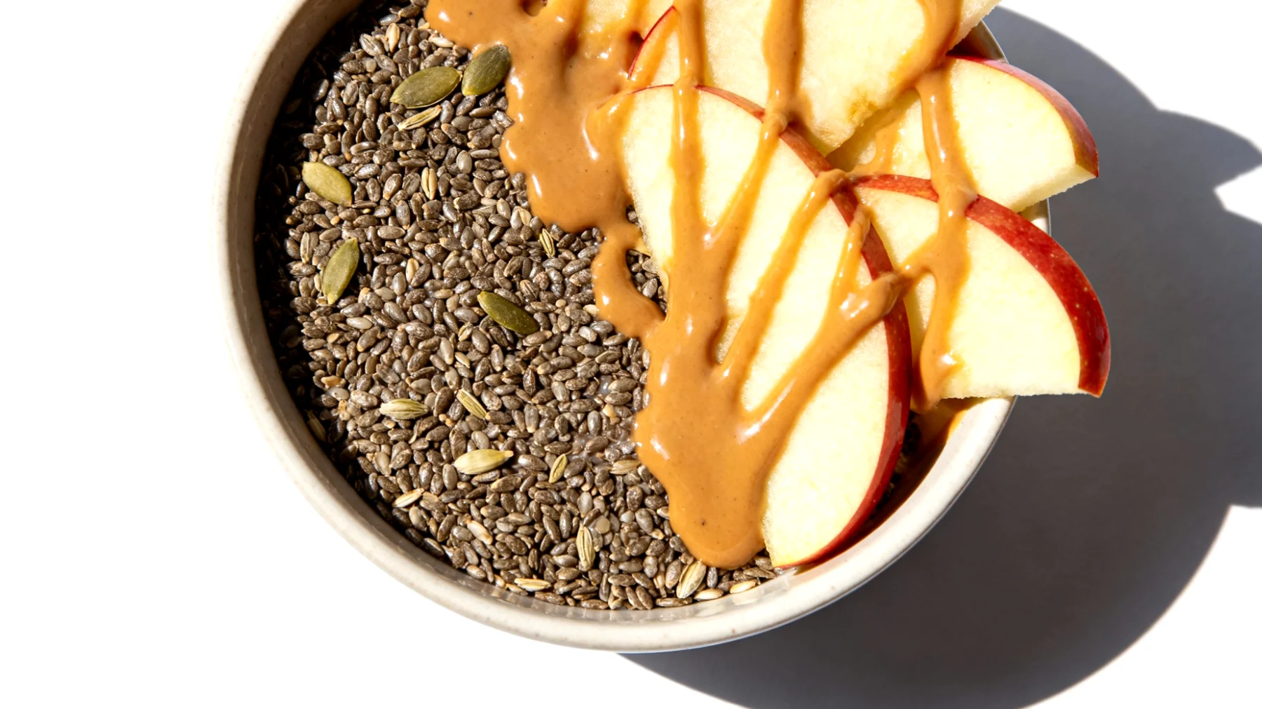 Hanfsamen mit Apfelscheiben und Mandelmus"