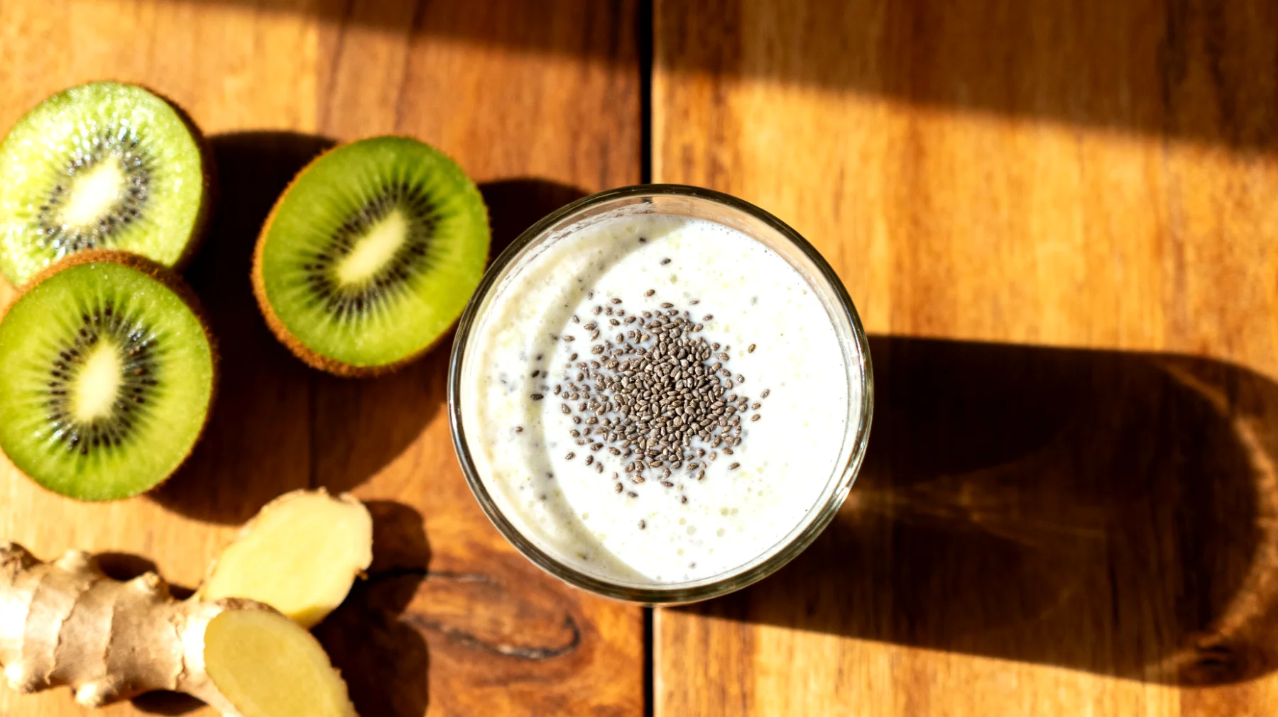Kefir-Smoothie mit Leinsamen, Kiwi und frischem Ingwer"