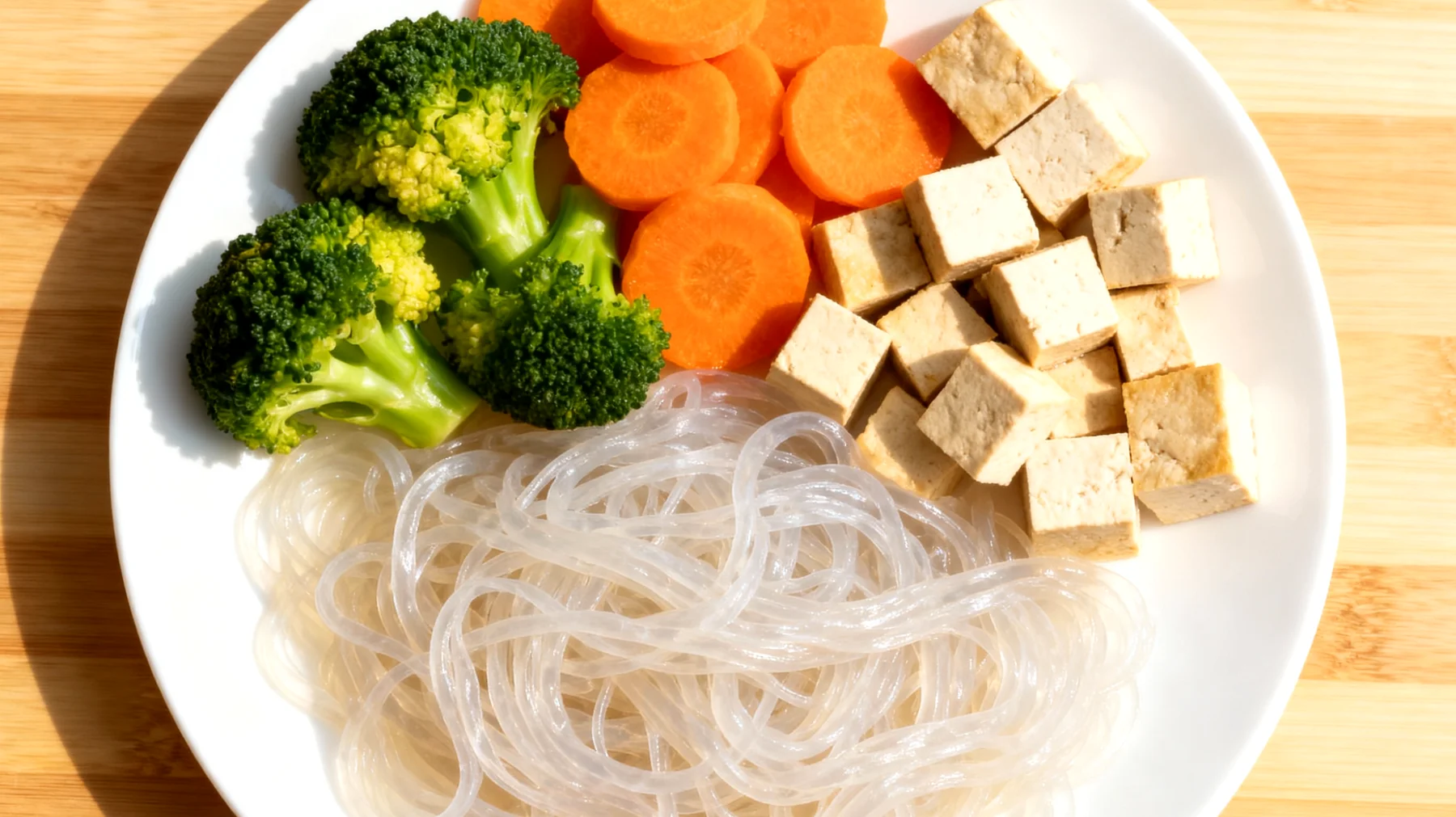 Konjac-Nudeln (Shirataki) mit gedünstetem Gemüse und Tofu"