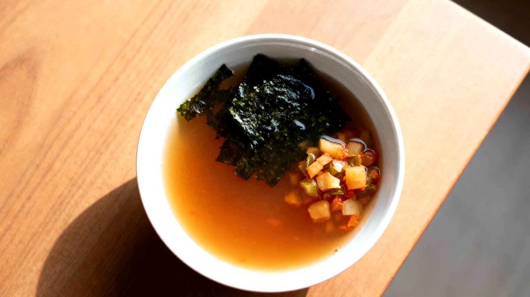 Miso-Suppe mit Algen (Wakame) und fermentiertem Gemüse"