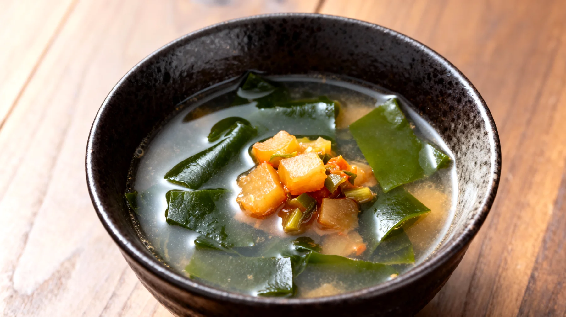 Miso-Suppe mit Algen (Wakame) und fermentiertem Gemüse"