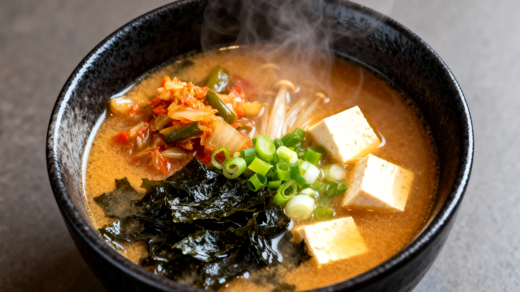 Miso-Suppe mit Wakame-Algen und fermentiertem Gemüse"