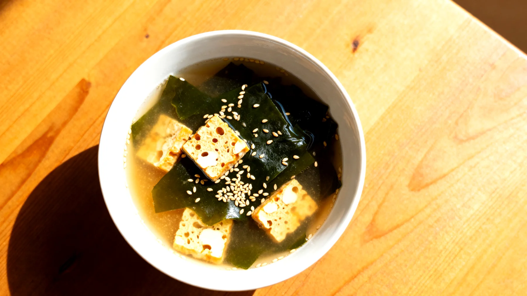 Miso-Suppe mit Wakame-Algen, Sesam und fermentiertem Tempeh"