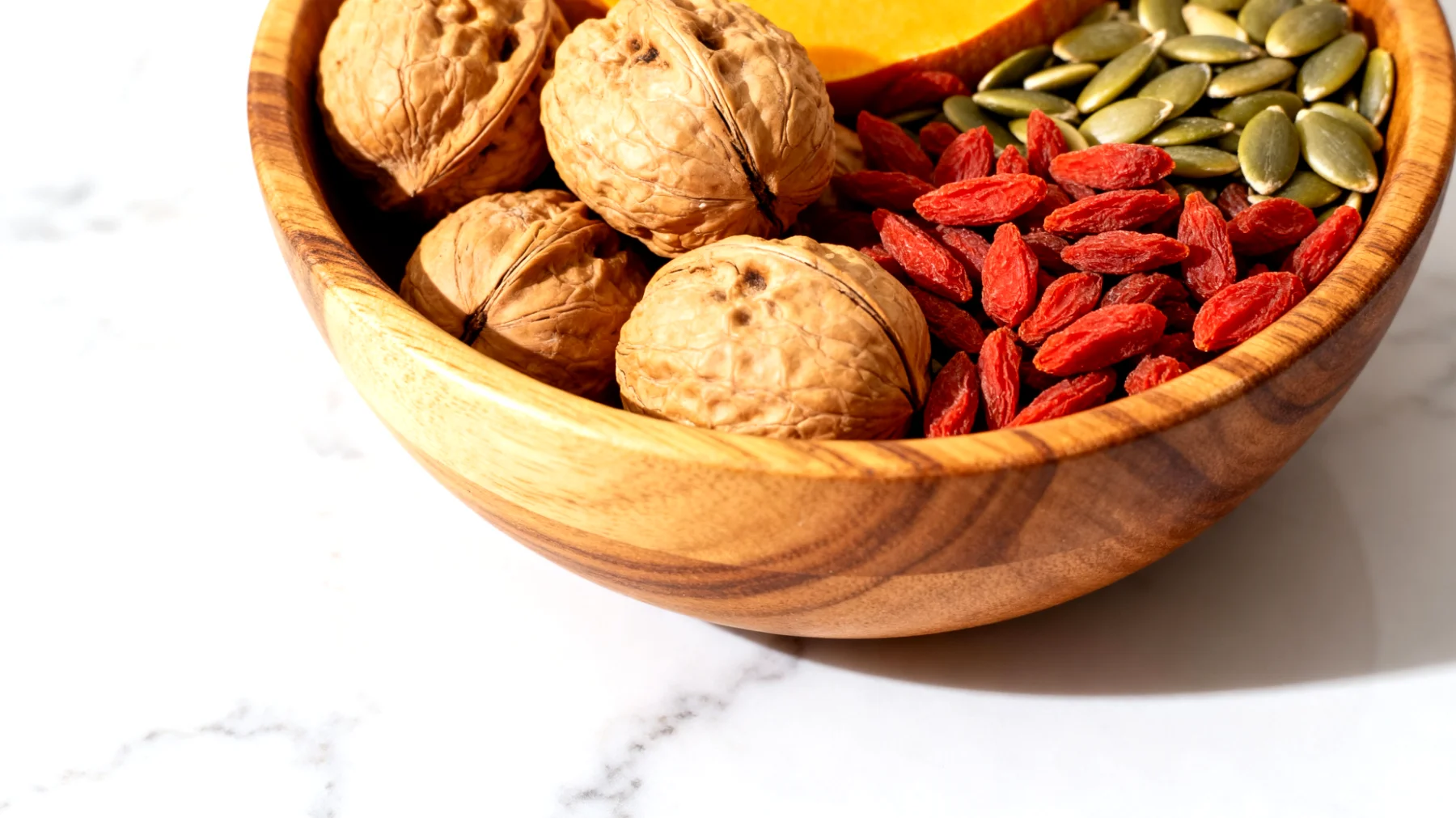 Walnüsse mit getrockneten Goji-Beeren und Kürbiskernen"