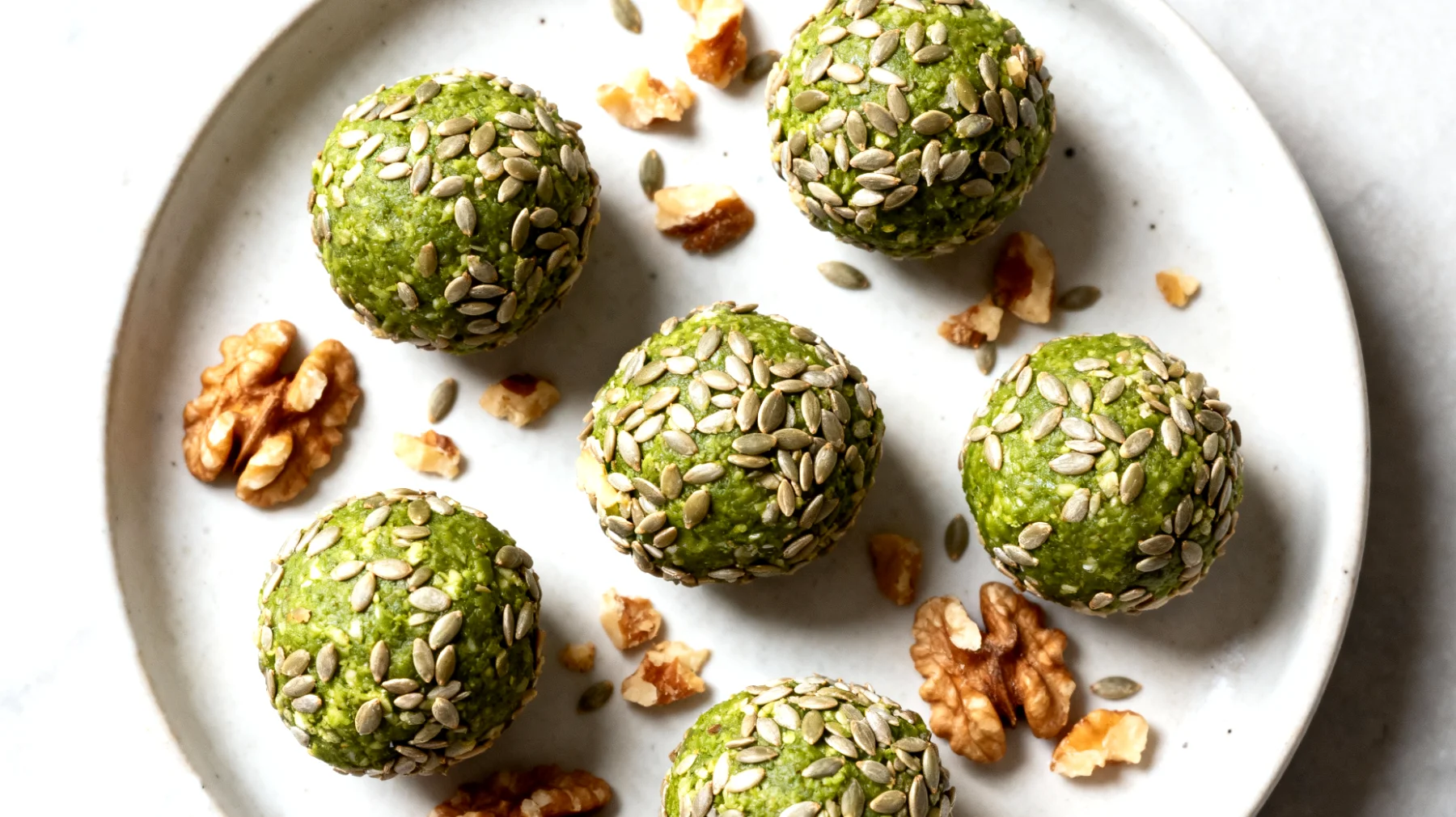 Walnuss-Matcha-Energiebällchen mit Hanfsamen"